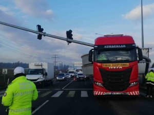Demir Türbin Yüklü Tır, Trafik Direğini Devirdi