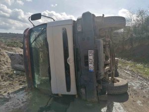 Çan’da Mıcır Yüklü Kamyon Devrildi