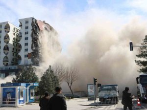 Ortalık Dumana Büründü, Yıkım Çalışmasını Film İzler Gibi İzlediler