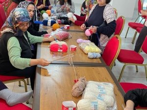 Depremzede Kadınlarına Örgü Kursu