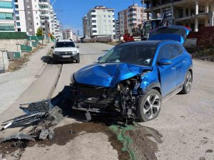 Samsun’da Aracıyla Elektrik Direğine Çarpan Avukat Ve Kızı Yaralandı