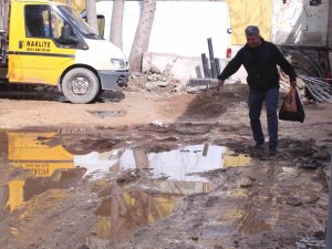 Kemeraltı Esnafının Bozuk Yol Çilesi: "Caddeyi Afet Bölgesi İlan Ettik"