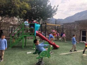 Marmaris Belediyesi Okul Bahçelerine Çocuk Parkı Yapımını Sürdürüyor