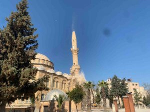 Kilis’te Depremde Zarar Gören Caminin Minareleri Kontrollü Şekilde Yıkıldı