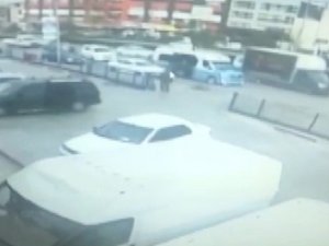Fırsatçılığın Böylesi: Yola Gelen Alışveriş Arabasını Yolcu Minibüsüne Alıp Kaçtılar