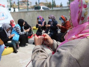 İ̇lmek İlmek Örgülerle Depremzede Kadınlar Hayata Tutunuyor