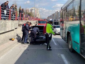 4 Araç Birbirine Girdi: 1 Yaralı