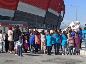 Gezici Kütüphane Aracı Oyun Ve Etkinlik Alanlarıyla Deprem Bölgesinde