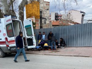 Kütahya’da Üzerine Ağaç Dalı Düşen Adam Yaralandı