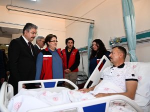 Bakan Yanık Hastanede Tedavisi Süren Depremzedeleri Ziyaret Etti