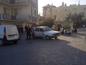Antalya’da Hafif Ticari Araç İle Otomobil Çarpıştı: 3 Yaralı