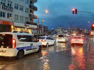 Osmaniye’de Sağanak Yağmur Cadde Ve Sokakları Göle Çevirdi