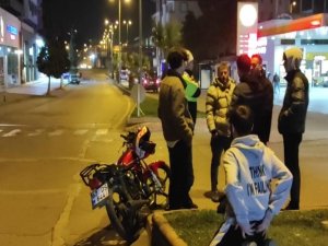 Motosiklet Üzerinde Şov Kazayla Noktalandı: 2 Yaralı