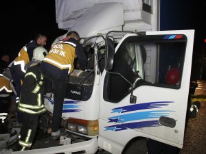 Kamyonet Aynı Yönde Seyreden Tıra Arkadan Çarptı: 1 Ölü, 1 Ağır Yaralı