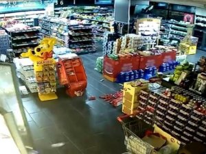 Kayseri’deki Deprem Kamerada: Raflardaki Ürünler Yere Saçıldı