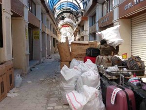 Hatay Kunduracılar Çarşısı Esnafı, Sağlam Kalan Mallarını Kurtarmaya Çalışıyor