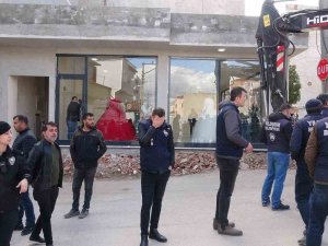 Yıkımı Engellemek İçin Kendilerini Dükkana Kilitlediler