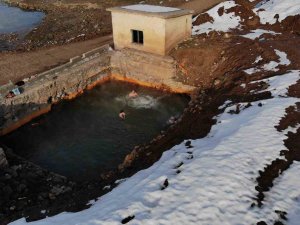 Etrafı Karla Kaplı Doğal Jakuzinin Keyfini Çıkarıyorlar