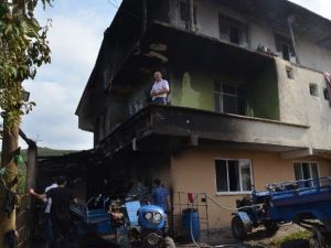 3 Katlı Bina Alevlere Teslim Oldu