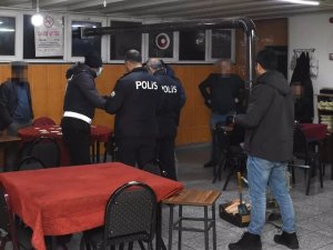 Kıraathanede Kumar Oynayan 12 Kişiye 40 Bin Lira Ceza Kesildi