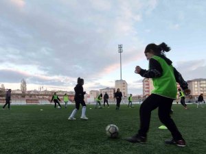Ardahan Kura Spor Kadın Futbol Takımı Hazırlıklarını Sürdürüyor