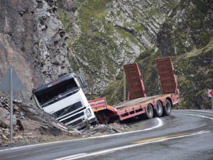 Beytüşşebap’ta Virajı Alamayan Tır Yol Kenarına Savruldu