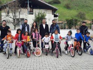 Depremzede Çocukları Mutlu Ettiler