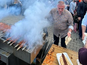 Kaburgacı Yaşar, Kahramanmaraş’ta Depremzedelere 10 Bin Kebap Dağıttı