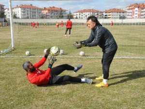 Depremzede Kaleciye Eski Takımı Sahip Çıktı