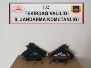 İ̇ş Yerinde Ruhsatsız Tabancalarla Yakalandı