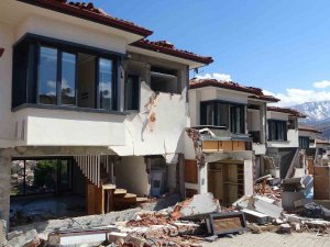 Milyonluk Villalar Depremde Kağıt Gibi Dağıldı