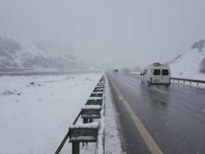 Kızıldağ Geçidinde Kar Yağışı Etkili Oluyor