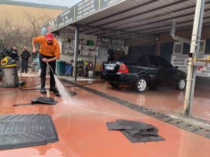 Araçlardaki Depremin Tozlu İzlerini Ücretsiz Temizliyor