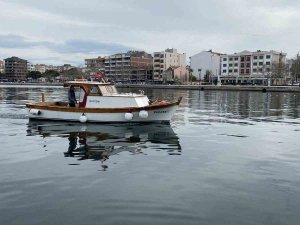 Nesli Tükenmekte Olan Köpek Balığı Teknede Doğum Yaptı