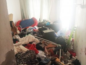 Mersin’de Apartman Dairesinden 3 Kamyon Çöp Çıkarıldı