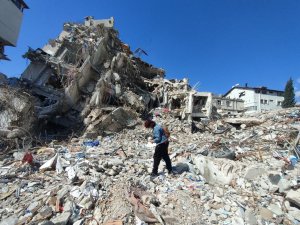 Öğretmenin Enkaz Arasında Annesinden Hatıra Bulma Çabası
