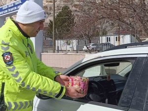 Polisler Yoldan Geçen Depremzede Aileleri Moral Oldu