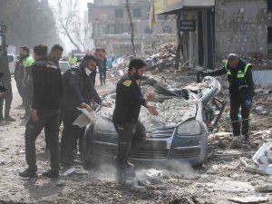 Enkazdan Çıkardıkları Otomobili Elleriyle Temizlediler