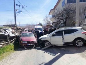İ̇ki Aracın Kafa Kafaya Çarpıştığı Kazada 2 Kişi Yaralandı