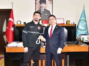 Baün’lü Milli Güreşçi Kerem Kamal’dan, Rektör Yücel Oğurlu’ya Ziyaret
