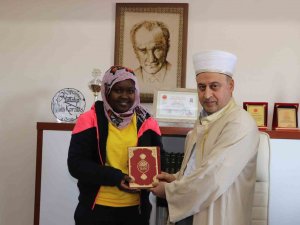 Ugandalı Namubıru’da İ̇slam’ı Seçip Zeynep İsmini Aldı