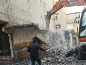 Eyyübiye’de Ağır Hasarlı Yapılar Yıkılıyor