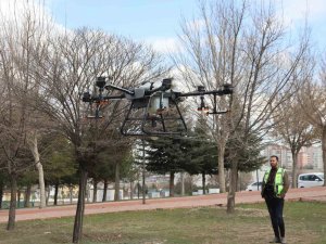 Kayseri Büyükşehir’den Drone İle Park İlaçlama Hizmeti
