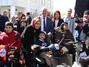 Afyonkarahisar’da 85 Engellinin Artık Akülü Aracı Var