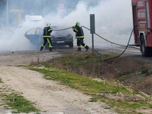 Seyir Halindeyken Yanan Otomobil Kullanılamaz Hale Geldi