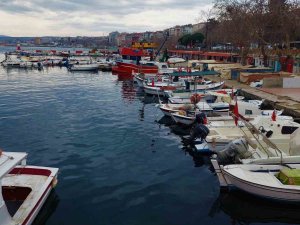 Balıkçılar Fırtına Öncesi Limana Çekildi