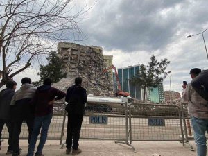 Çocuk, Genç, Yaşlı Demeden Günlerdir Süren Yıkımı İzliyorlar