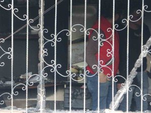 8’inci Kattan Düştü Ölmedi, Yangında Can Verdi