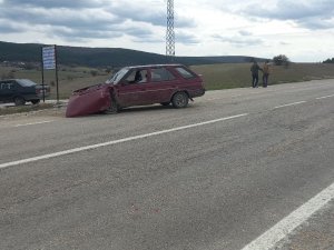 Üç Aracın Karıştığı Kazada Takla Atan Otomobil Tarlaya Uçtu: 3 Yaralı