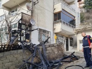 Bahçede Çıkan Yangın Apartmanın Balkonuna Sıçradı